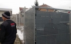 Paznicii unui supermarket, acuzaţi că au închis într-o cuşcă o persoană a străzii