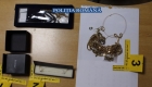Perle, rubine, inele cu diamante si bani, confiscate de politisti, in cadrul unui dosar de coruptie
