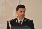 Posibilul nou şef al Poliţiei Române s-a facut de rasul internetului chinuindu-se sa sparga usa unui infractor