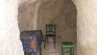 Povestea lui Sfarmă-piatră din Prahova care si-a sapat o locuinta cu 7 incaperi in stanca