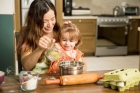 Primăria Capitalei dă un nou ajutor social: 1.200 lei pe lună pentru familiile monoparentale