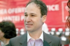 Primarul Robert Negoiţă vrea să facă parcare cu plată în curtea unei şcoli
