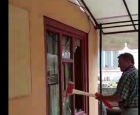 Primarul unei comune a distrus cu toporul un local pe care voia să îl evacueze