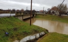 Risc de rupere a digului de protecţie care preia unda de viitură produsă pe Olt, în Baraolt: 300 de persoane evacuate preventiv