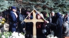 Se împlinesc 28 de ani de la moartea lui Arsenie Boca. Mii de oameni vin la mormântul său