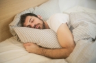 Studiu: Modul în care dormi dăunează vaselor de sânge din creier și crește riscul de demență