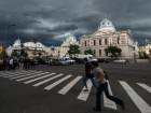 Trei oameni au fost călcaţi pe o trecere de pietoni din Bârlad, iar şoferul a fugit