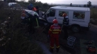 Trei persoane încarcerate, una fiind inconştientă, după ce un microbuz şi un autoturism s-au ciocnit