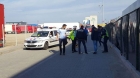 Un angajat al firmei Leoni a intrat cu maşina în cinci muncitori aflaţi în pauza de masă. Un om a murit pe loc