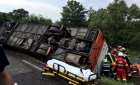 Un autocar cu 33 de persoane s-a răsturnat pe breteaua de ieşire de pe A1. Care este bilanțul răniților