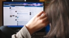 Un bărbat a fost reţinut după ce a şantajat o femeie că va publica fotografii indecente cu ea dacă nu face sex cu el