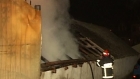 Un bărbat şi-a dat foc la casă şi s-a baricadat cu copiii înăuntru