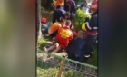 Un bărbat s-a aruncat de la etajul 5 al unui bloc din Capitală: a fost transportat în comă la spital