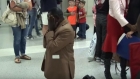 Un barbat de culoare s-a prabusit in aeroport. Cand si-au dat seama ce face multi au inceput sa planga