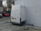 Un barbat din Bacau si-a infipt in peretele apartamentului o duba si nimeni nu stie de ce. Ce a facut dupa ce politia i-a batut la usa