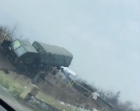 Un camion militar care tracta un tun, la un pas să cadă de pe un pod la ieșirea din Dej