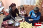 Un caz de tip Sky News. DIICOT deschide ancheta, iar mama copiilor care asamblau ouă Kinder spune: "A fost o înscenare!"