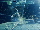 Un mort şi trei răniţi în stare gravă, după impactul dintre o maşină şi un microbuz