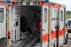 Un șofer beat a blocat două ambulanțe și i-a bătut pe medici cu o rangă. Agresorul a scos și un pistol