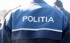 Un poliţist a fost tăiat cu o macetă într-o bătaie în faţa unui club. Doi suspecţi au fost reţinuţi
