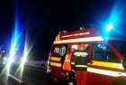 Un tânăr a murit şi alţi doi au fost răniţi, după ce maşina s-a răsturnat într-o râpă. Şoferul a fugit şi e căutat de poliţişti