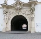 Un tânăr adună mucuri de ţigări aruncate de turişti în jurul Cetăţii Alba Carolina şi postează imaginile pe Facebook