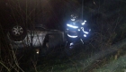 Un tânăr de 20 de ani a murit, după ce s-a răsturnat cu maşina într-un pârâu