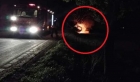 Un tânăr de 23 de ani a intrat cu mașina în copac și a ars de viu