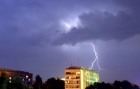 Vestul României lovit de o furtună violentă. 15.000 de persoane au rămas fără curent electric