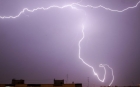 Vreme rea în următoarele 3 zile în toată ţara: ploi torenţiale, vijelii, descărcări electrice şi grindină până miercuri dimineaţă