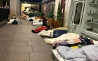 Zeci de români dorm pe cartoane şi saltele improvizate pe una din cele mai exclusiviste străzi ale Londrei