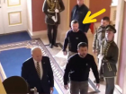 Zelensky are un bodyguard-dublură care il inlocuieste in anumite cazuri. Sosia a fost filmată la vizita lui Biden la Kiev VIDEO