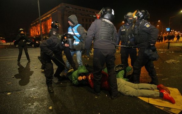 20 de huligani au fost reținuți, în urma violențelor din Piața Victoriei