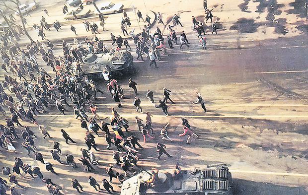 21 decembrie 1989. Baricada de la Inter și ultima zi de putere a lui Nicolae Ceauşescu
