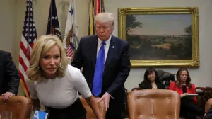 Șefa spiritismului de la Casa Albă face incantații satanice. Vrăjitoarea îi ține spatele lui Donald Trump pe relația cu Stăpânitorul acestei Lumi cu care vorbește în limbi VIDEO