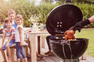 Ți-e poftă de un BBQ în stil autentic american? Încearcă noile grătare premium Weber grill!