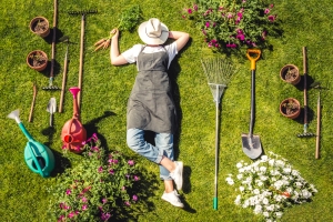 Îți place grădinăritul? Află ce unelte nu trebuie să îți lipsească, pentru a te ajuta la lucrări specifice sau de peste an