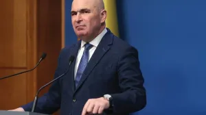 În epoca Bolojan, România se afundă tot mai mult: Corupția este în floare și țara noastră este sub media democrațiilor fragile
