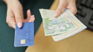 Începe dictatura banilor digitali - UE introduce restricții la plățile în numerar: Cum vor funcționa cumpărăturile în 2027
