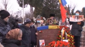 Înghesuială la mormântul lui Nicolae Ceauşescu în ziua în care dictatorul ar fi împlinit 104 ani