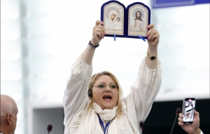 Șoșoacă crede că icoana ridicată de ea în Parlamentul European si-a făcut efectul: