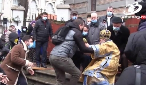 ÎPS Teodosie a căzut pe treptele catedralei chiar la slujba de sfinţire a apei pentru Bobotează