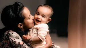 Știința confirmă: După naștere, celulele mamei continuă 'să trăiască' în noi până la vârsta de 19 ani
