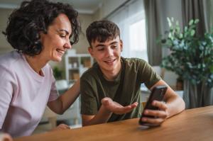 6 recomandări practice pentru alegerea unui smartphone pentru adolescenți și tineri

