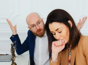 A depus plângere la poliție împotriva soțului pentru că i-a ascuns că este chel. Ce acuzații mai aduce femeia
