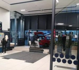A intrat cu mașina pe ușile mall-ului, ca să nu i se ude televizorul