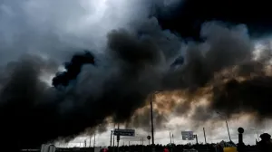 A plouat cu petrol peste Moscova după cel mai amplu atac al Ucrainei: Hainele și mașinile oamenilor, acoperite cu o peliculă de ulei
