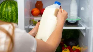 A pus două sticle de lapte identice, în două locuri diferite din frigider: Una s-a stricat mult mai repede
