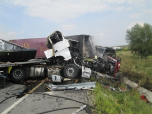 Accident devastator între două TIR-uri pe Valea Oltului: Un mort și doi răniți; traficul rutier blocat total!