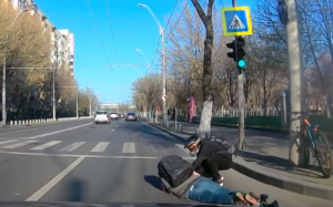 Accident ne mai întalnit între o trotinetă electrică şi o bicicletă - VIDEO. Victima s-a lovit cu capul de asfalt